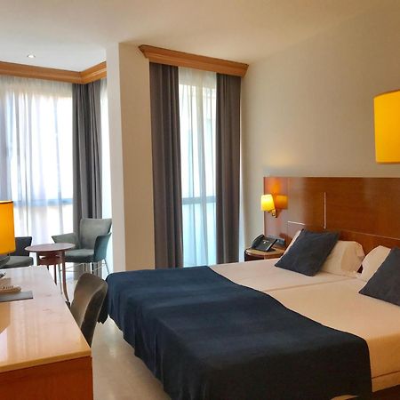 Hotel Calasanz Молинс де Рей Екстериор снимка