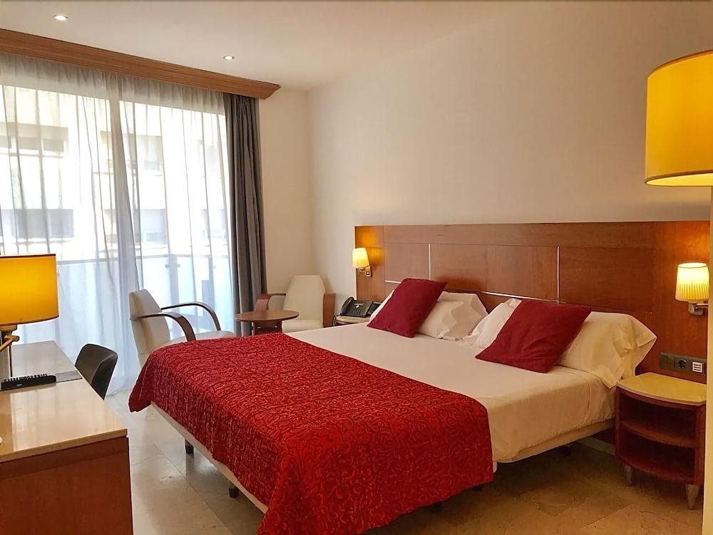 Hotel Calasanz Молинс де Рей Екстериор снимка