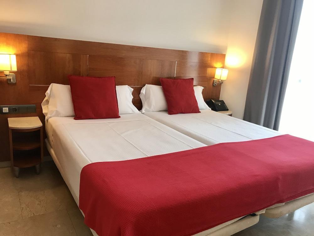 Hotel Calasanz Молинс де Рей Екстериор снимка