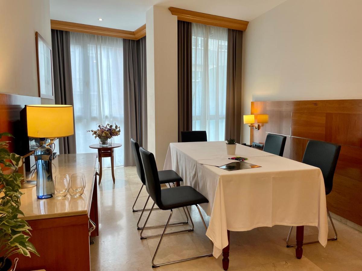 Hotel Calasanz Молинс де Рей Екстериор снимка