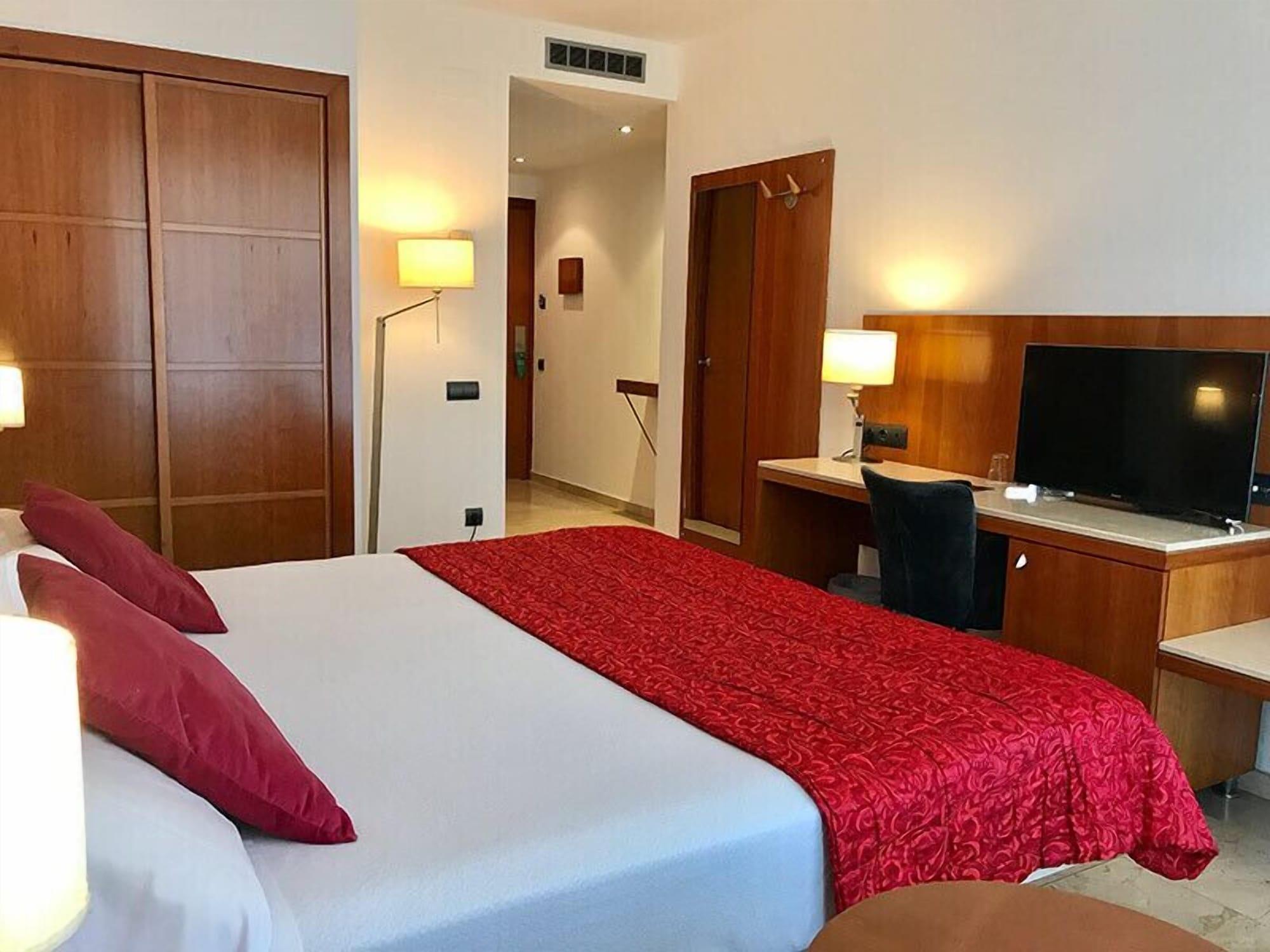 Hotel Calasanz Молинс де Рей Екстериор снимка