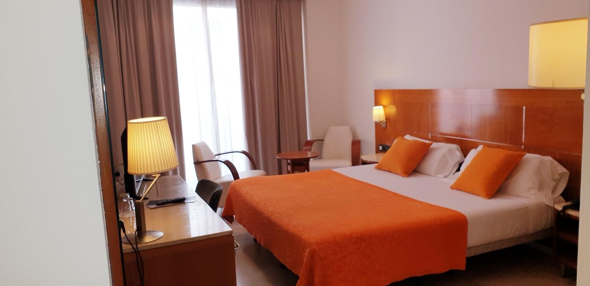 Hotel Calasanz Молинс де Рей Екстериор снимка