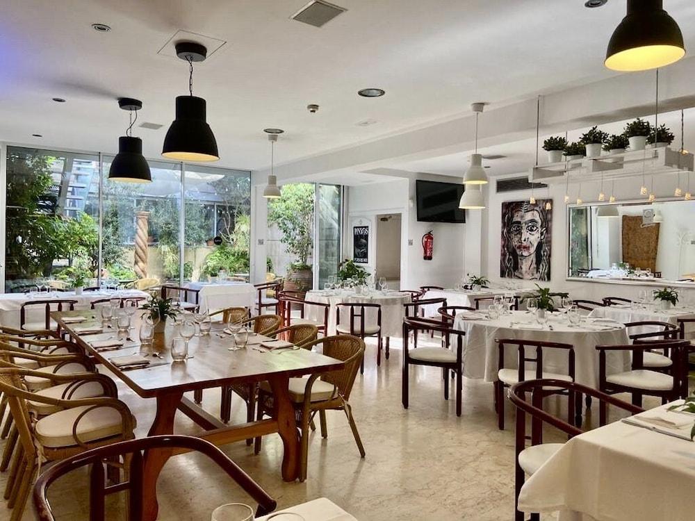 Hotel Calasanz Молинс де Рей Екстериор снимка