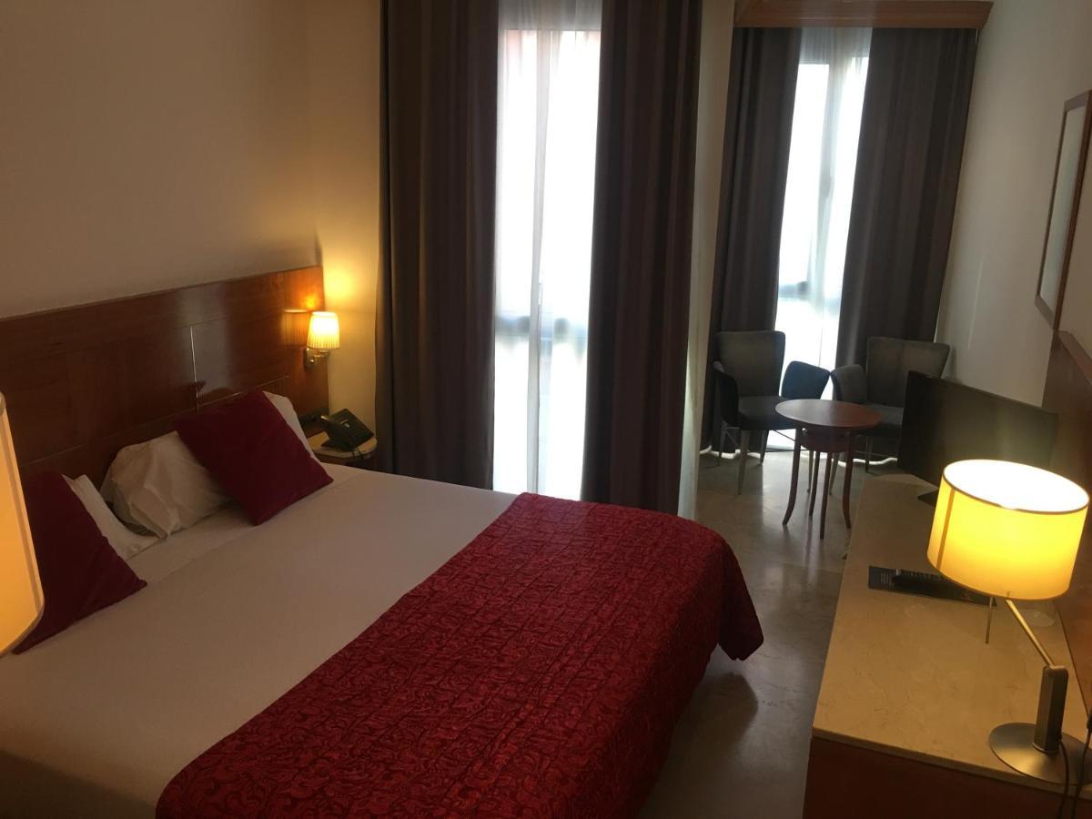 Hotel Calasanz Молинс де Рей Екстериор снимка