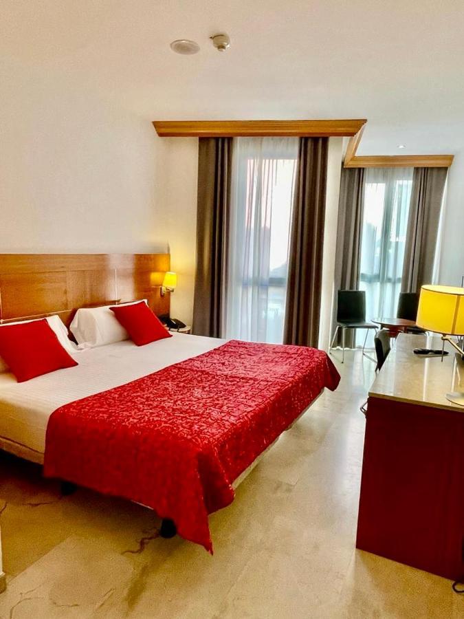 Hotel Calasanz Молинс де Рей Екстериор снимка