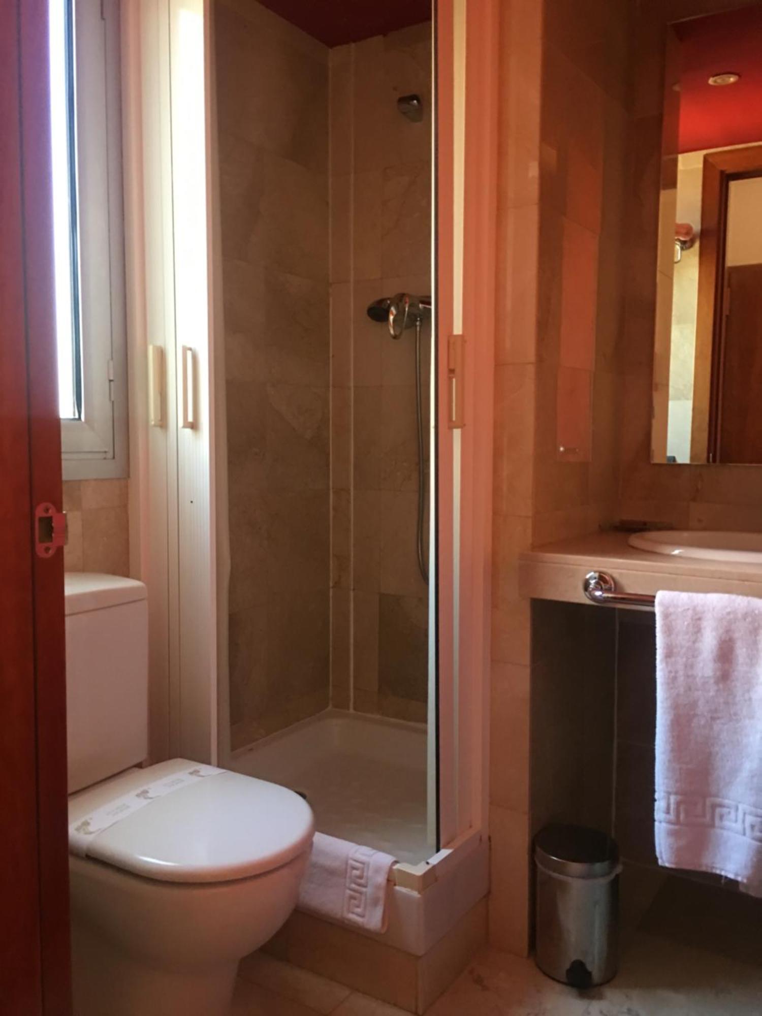 Hotel Calasanz Молинс де Рей Екстериор снимка