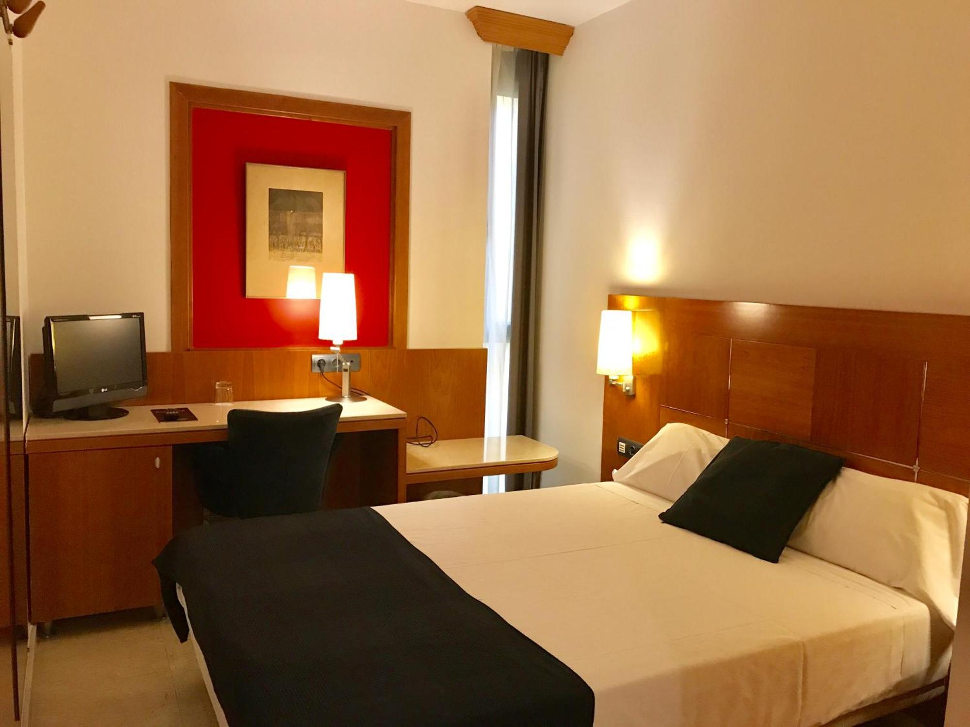 Hotel Calasanz Молинс де Рей Екстериор снимка