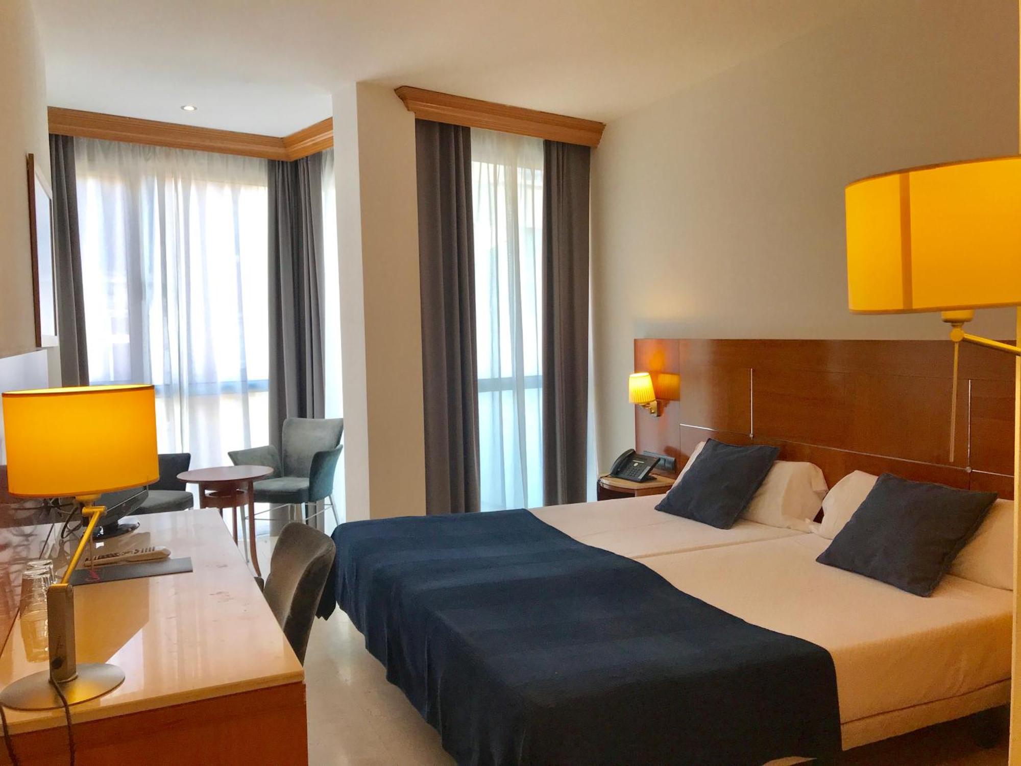 Hotel Calasanz Молинс де Рей Екстериор снимка