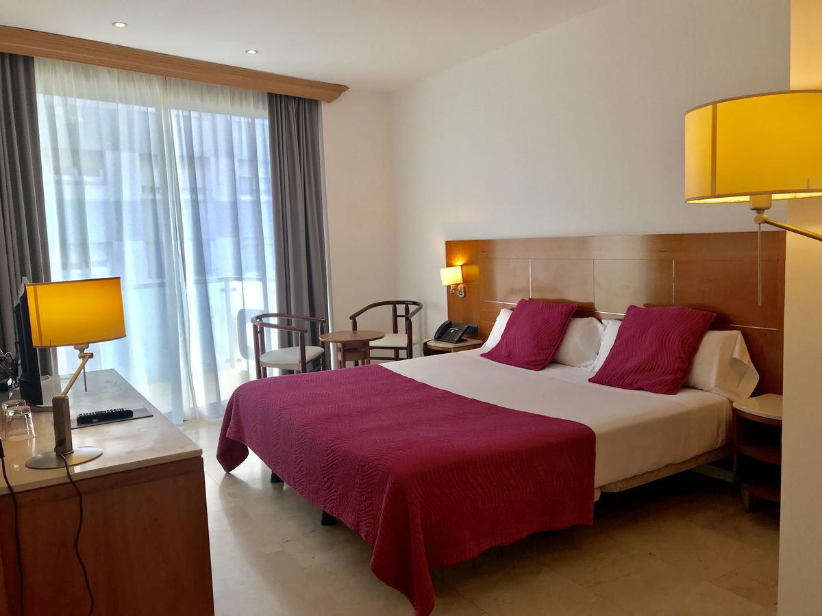 Hotel Calasanz Молинс де Рей Екстериор снимка
