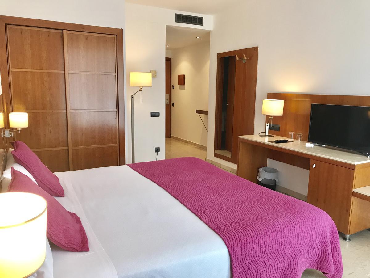 Hotel Calasanz Молинс де Рей Екстериор снимка