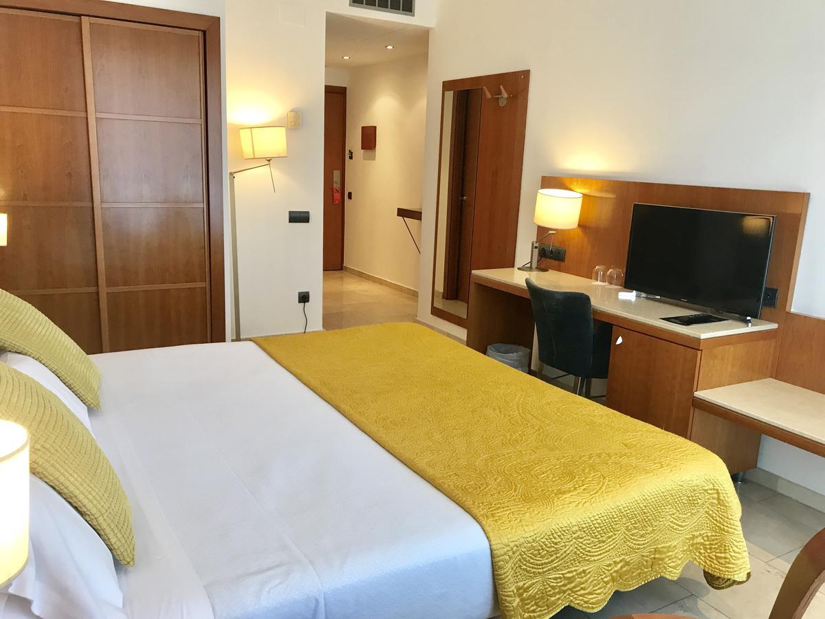 Hotel Calasanz Молинс де Рей Екстериор снимка