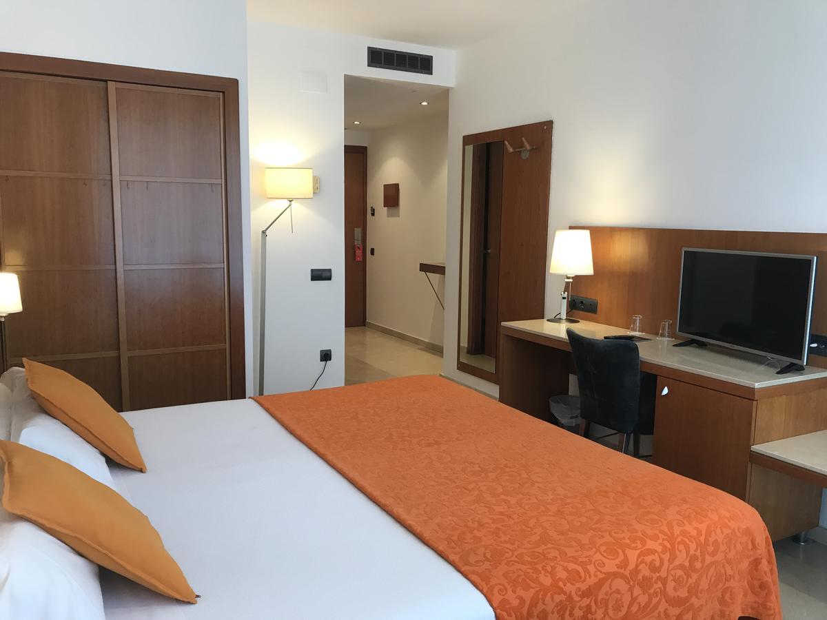 Hotel Calasanz Молинс де Рей Екстериор снимка