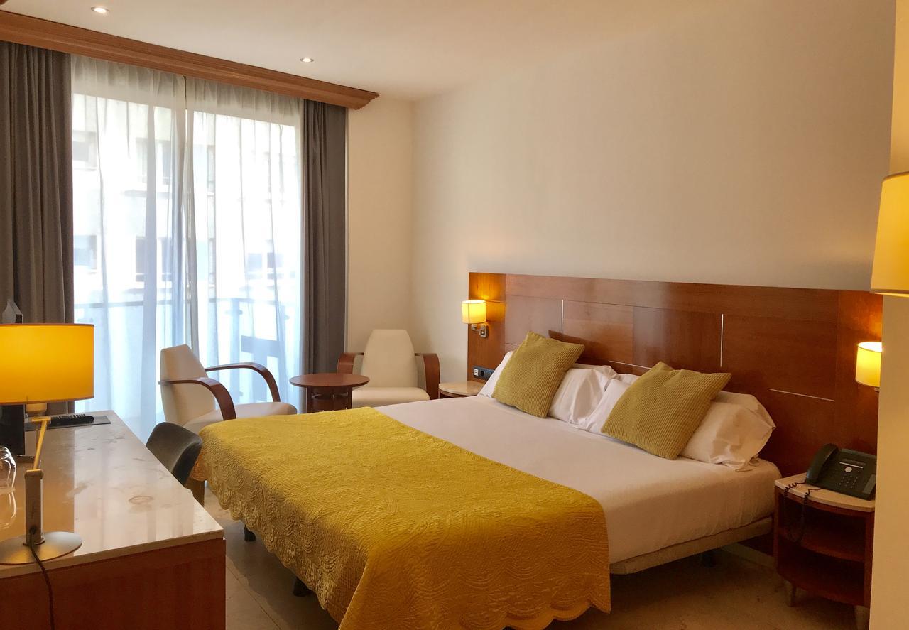 Hotel Calasanz Молинс де Рей Екстериор снимка
