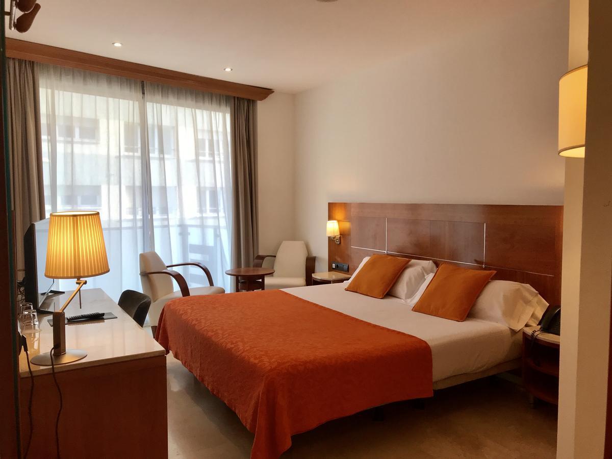 Hotel Calasanz Молинс де Рей Екстериор снимка
