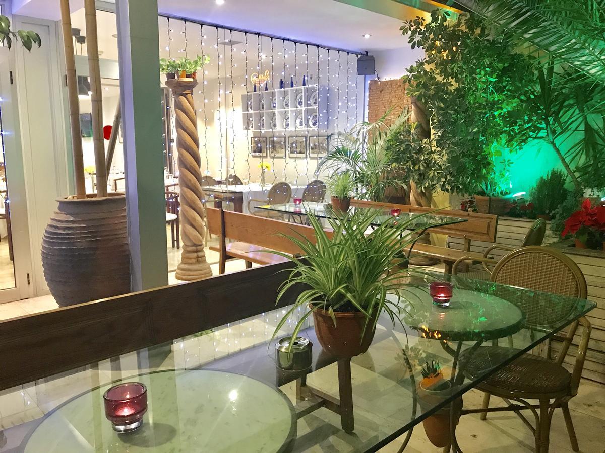 Hotel Calasanz Молинс де Рей Екстериор снимка