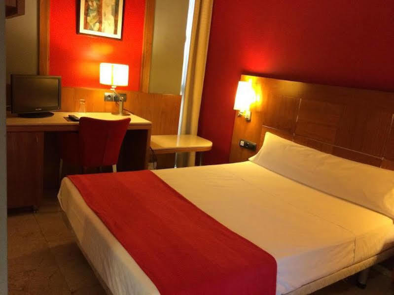 Hotel Calasanz Молинс де Рей Екстериор снимка