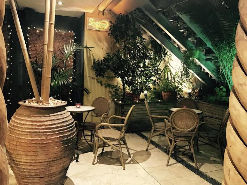 Hotel Calasanz Молинс де Рей Екстериор снимка